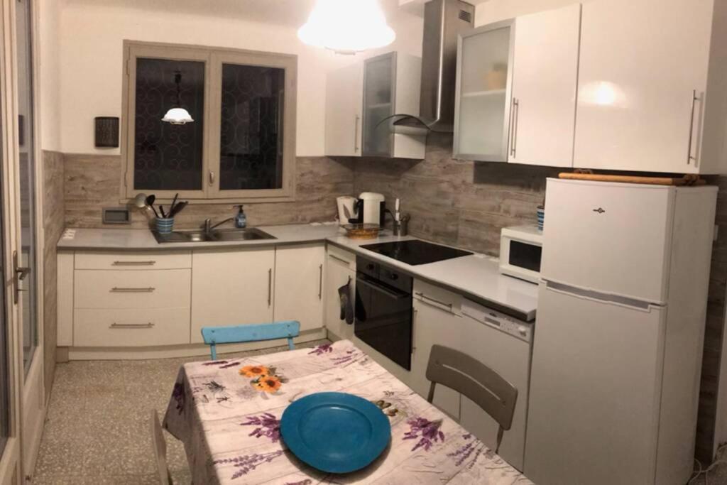 Villa calme, climatisée, piscine, à 2 pas du centre LʼIsle-sur-la-Sorgue Esterno foto