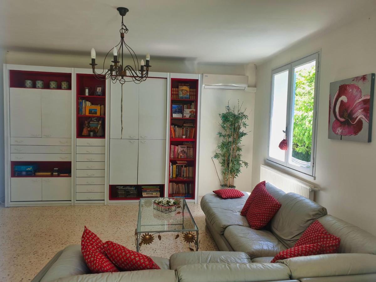 Villa calme, climatisée, piscine, à 2 pas du centre LʼIsle-sur-la-Sorgue Esterno foto